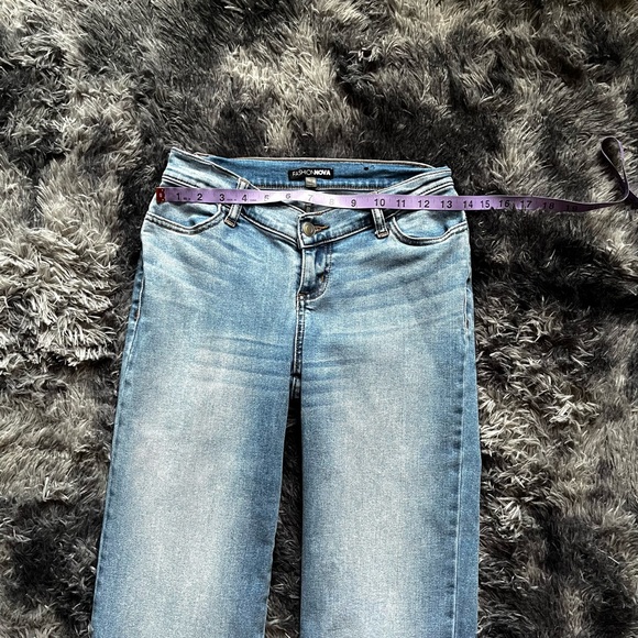 Fashion Nova Straight Leg Mid Rise Medium Blue Wash Size 3 - Picture 5 of 10